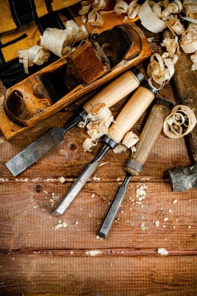 imgi_42_working-tool-wood-with-sawdust_220925-42846